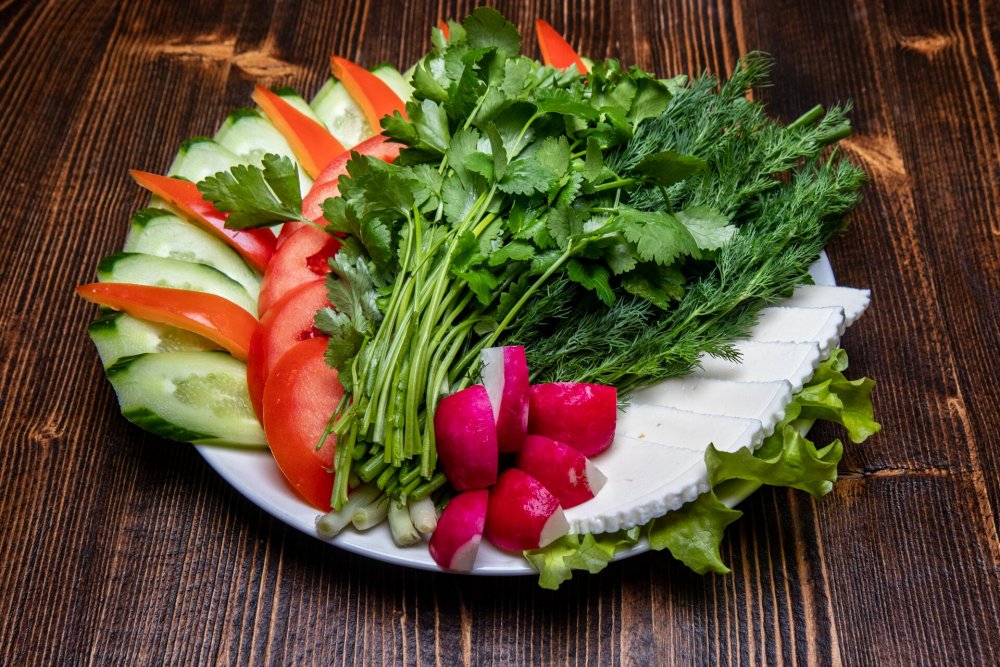 Овощи свежие на столе. Ассорти зелени 100гр (лук, петрушка, укроп). Ассорти из свежих овощей. Зелень для салатов. Овощная тарелка с зеленью.
